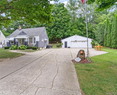 4602 Milton Dr, Flint, MI, 48507-2638 | Card Image