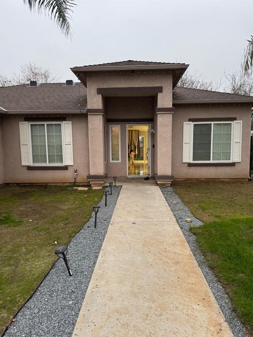 5626 W Carmen Ave, Fresno, CA, 93722-9072 | Card Image