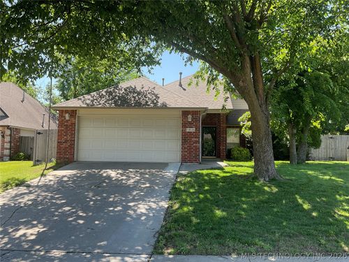 1836 S Maple Ave, Broken Arrow, OK, 74012-6673 | Card Image