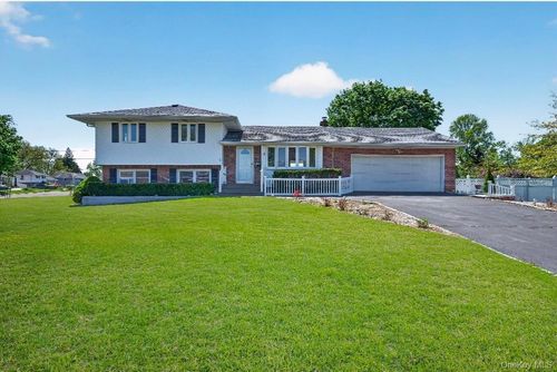 8 Whitebirch Ln, Commack, NY, 11725-2424 | Card Image
