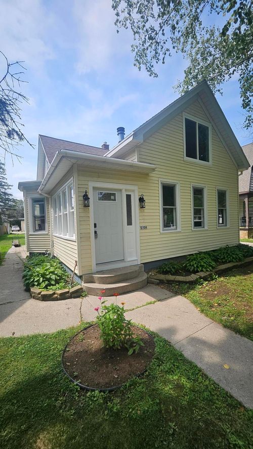 2104 N 10th St, Sheboygan, WI, 53081-2628 | Card Image