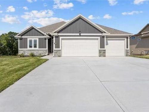 7060 Yulich Ct, Parkville, MO, 64152-1194 | Card Image
