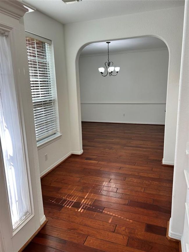 Cute cove off the foyer and entering the dining room perfect for a table and lamp. | Image 5
