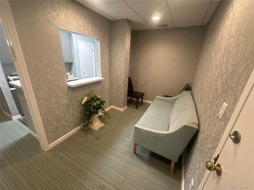 135 Rockaway Tpke, Lawrence, NY, 11559-1031 | Card Image