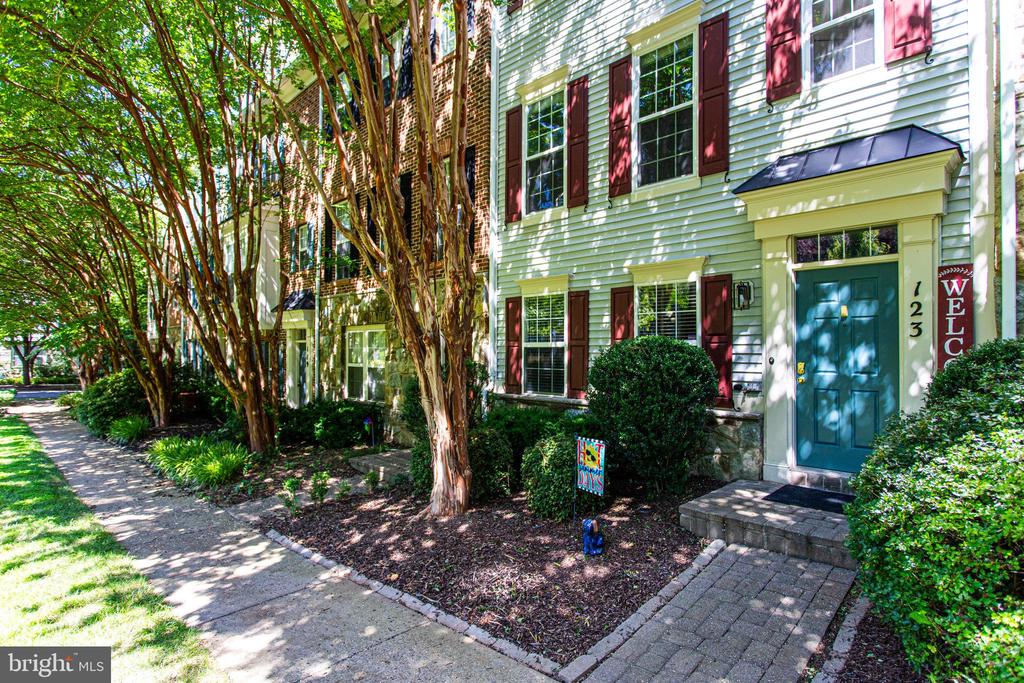 Pasture Side Way, Rockville, MD 20850