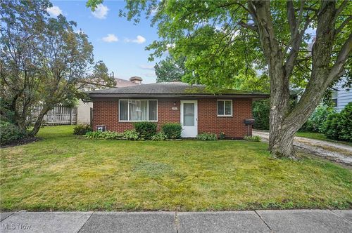 2461 11th St, Cuyahoga Falls, OH, 44221-3017 | Card Image
