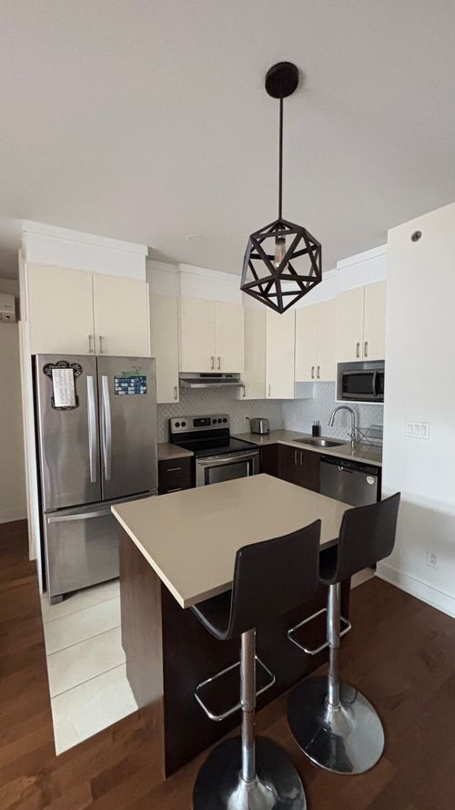 404-1055 Rue De La Gauchetière E, Montréal, QC, H2L0E5 | Card Image