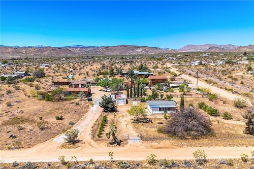 1010 Wamego Trl, Yucca Valley, CA, 92284-1853 | Card Image