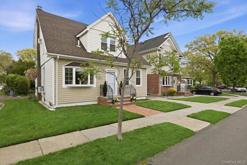 77 Stewart St, Floral Park, NY, 11001-2910 | Card Image