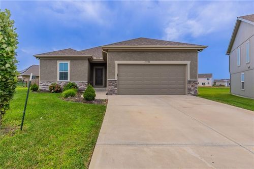21804 Lucca Cir, Peculiar, MO, 64078-7815 | Card Image