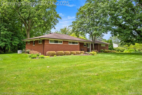 35209 Dewberry St, Farmington Hills, MI, 48331-2032 | Card Image