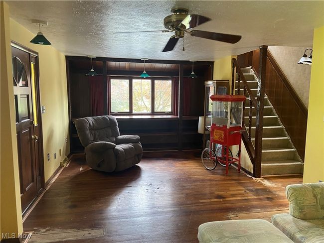 Door to front porch on the left. | Image 10
