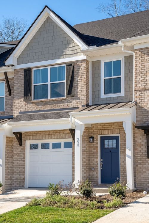352 Banbury Dr, Gallatin, TN, 37066-2713 | Card Image