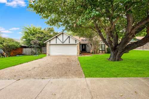 105 Lakeway Dr, Benbrook, TX, 76126-3209 | Card Image