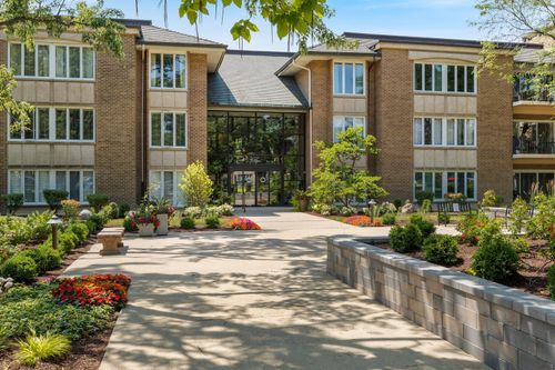 c303-2 Oak Brook Club Dr, Oak Brook, IL, 60523-8591 | Card Image