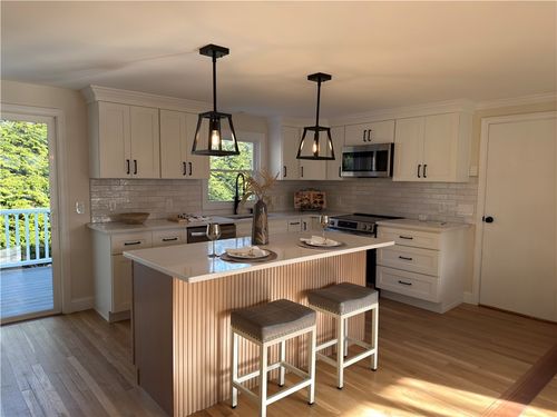 199 1st Ave, East Greenwich, RI, 02818-2914 | Card Image