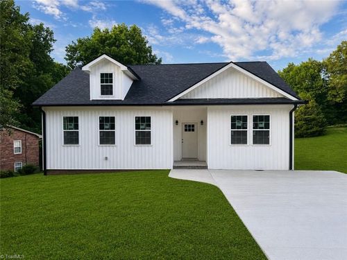 138 Pinnix St, Jonesville, NC, 28642-2113 | Card Image