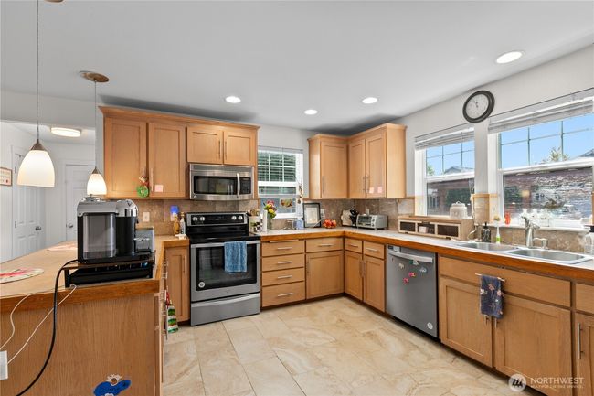 6974 Prism St Se, House other with 5 bedrooms, 3 bathrooms and 2 parking in Lacey WA | Image 10