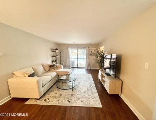 614-614 Sharon Garden Ct, Woodbridge, NJ, 07095-4331 | Card Image