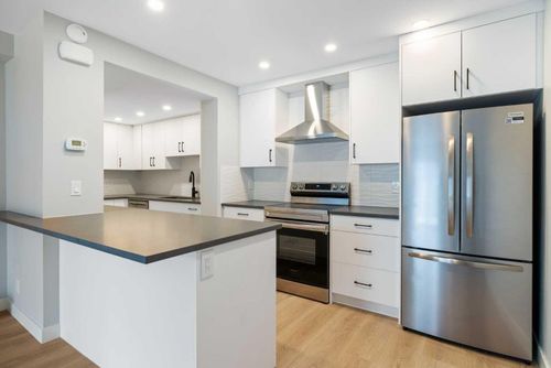 11-4915 45 St Sw, Calgary, AB, T3E3W5 | Card Image