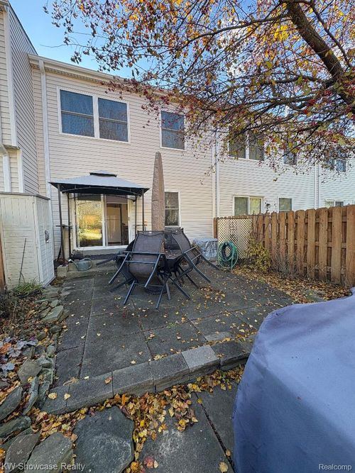 1030 Larson Ct, Rochester Hills, MI, 48307-3011 | Card Image