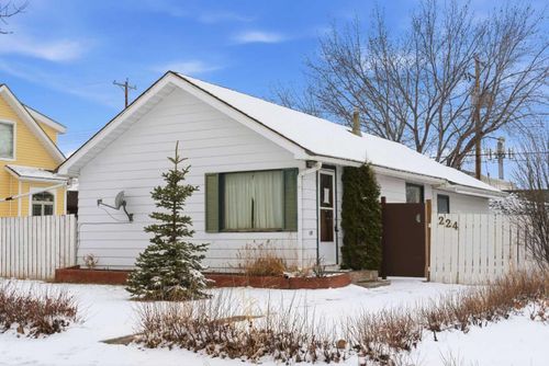 224 1 St S, Vulcan, AB, T0L2B0 | Card Image