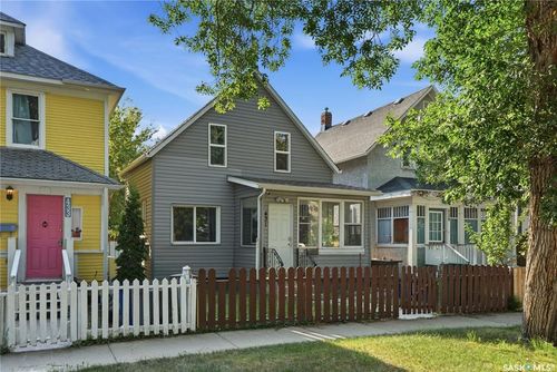 431 Av G S, House with 2 bedrooms, 1 bathrooms and null parking in Saskatoon SK | Card Image