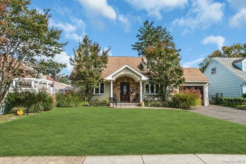 22 Bryce Avenue, Glen Cove, NY, 11542 | Card Image