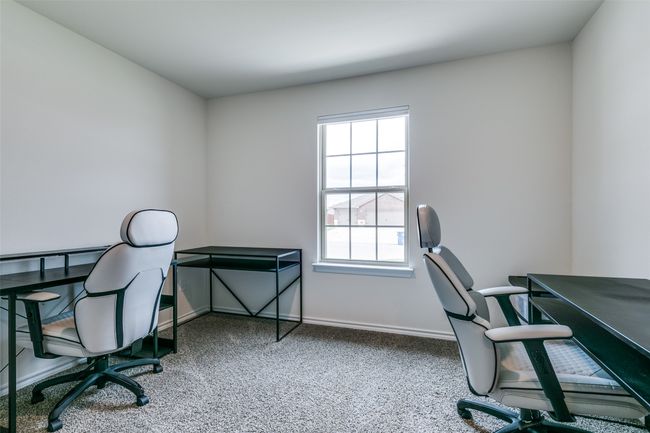 View of carpeted office | Image 17