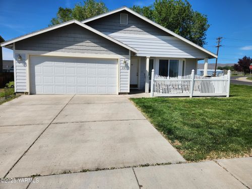 207 Clemans Ave, Moxee, WA, 98936-9027 | Card Image