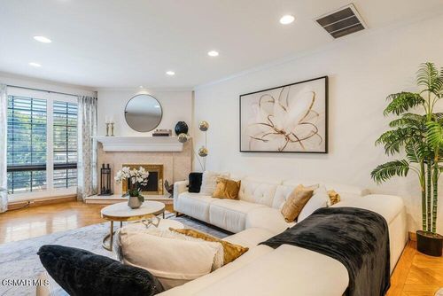 29-18102 Burbank Blvd, Tarzana, CA, 91356 | Card Image