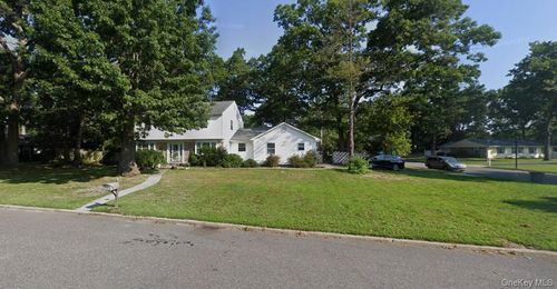 27 Whitmore Ln, Coram, NY, 11727-1029 | Card Image
