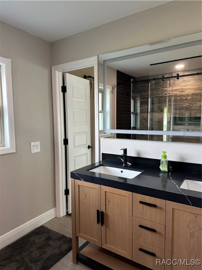 Double sinks in owners bath | Image 29