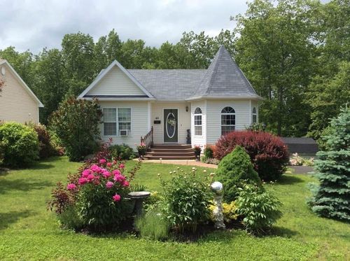 40 Douglas St, New Minas, NS, B4N5P6 | Card Image