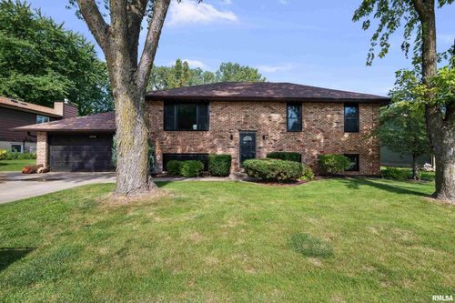 2230 Emerald Dr, Davenport, IA, 52804-5004 | Card Image