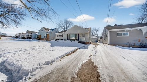 20648 Donny Brook Rd, Maple Heights, OH, 44137-3110 | Card Image