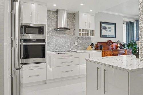 208-1765 Martin Dr, Surrey, BC, V4A9T6 | Card Image