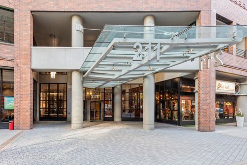 parking-211 E Ohio Street, Chicago, IL, 60611 | Card Image