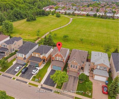 38 Willow Park Dr, House other with 3 bedrooms, 3 bathrooms and 6 parking in Brampton ON | Image 2