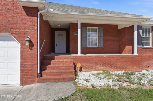 823 Colonial Estates Way, Knoxville, TN, 37920-8813 | Card Image