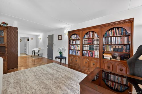 apt-3x-100 Clinton Ave, Mineola, NY, 11501-2842 | Card Image