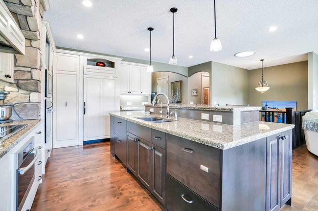 511 Evergreen Circle Sw, House other with 3 bedrooms, 3 bathrooms and 4 parking in Calgary AB | Image 11