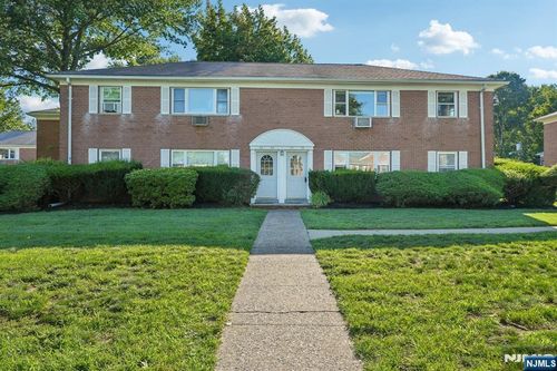 39 Manchester Ct, Wayne, NJ, 07470-3391 | Card Image