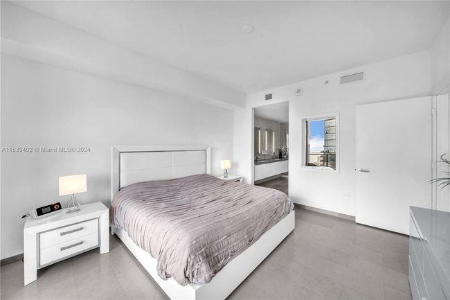 APT-3705 - 88 Sw 7 Th St, Condo with 2 bedrooms, 3 bathrooms and null parking in MIAMI FL | Image 25