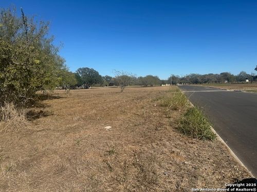 304 Woodland Dr, Pleasanton, TX, 78064 | Card Image