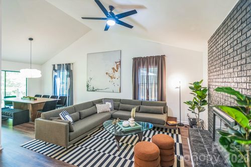 52 Reynolda Dr, Asheville, NC, 28803-9518 | Card Image