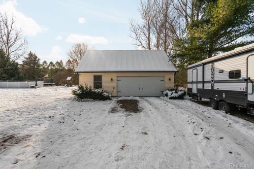 7097 Chase Lake Rd, Fowlerville, MI, 48836-9391 | Card Image