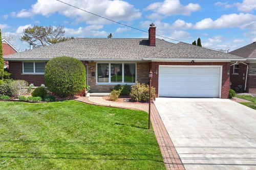 22435 Lakecrest St, Saint Clair Shores, MI, 48081-2457 | Card Image