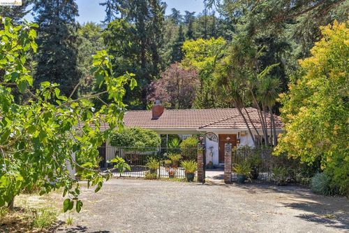 8975 Golf Links Rd, Oakland, CA, 94605-4124 | Card Image