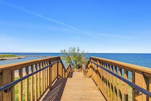 3862 S Lake Dr, Saint Francis, WI, 53235-5232 | Card Image